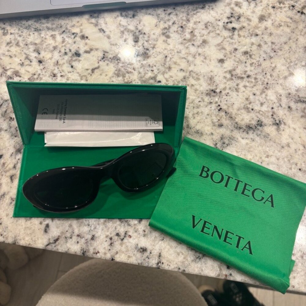 Bottega Veneta  New Entry Oval Sunglasses